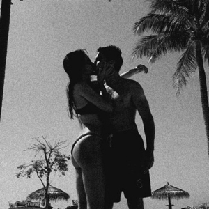 Жена Ивана Янковского в бикини поцеловала супруга